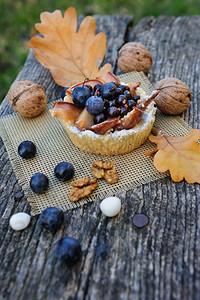 浪漫的秋天仍然有生命篮子蛋糕胡桃黑角浆果和叶子在寒冷的色彩中浪漫秋天星光破裂野餐图片