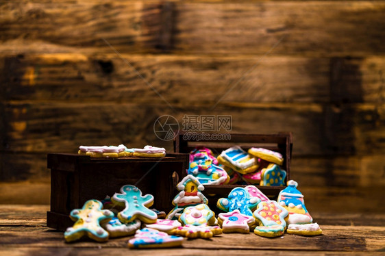 木制桌上美味的自圣诞饼干庆典节木制的图片