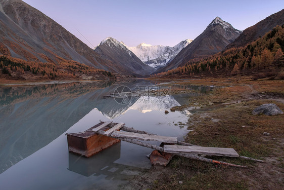 蓝色的区顶峰在俄罗斯阿尔泰Belukha山景色的Akkemskoe湖日落图片