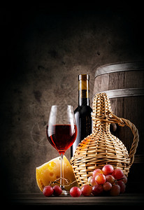 木制的自然酒精红葡萄和黄底茄子红酒葡萄和奶酪图片