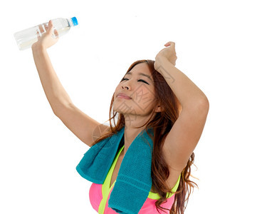 可爱的亚洲人健身后带水瓶和毛巾的美丽女人水合物图片