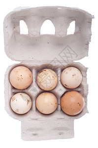 托盘脆弱的家禽六只脏鸡蛋在一个纸箱盒里孤立在白色背景上图片