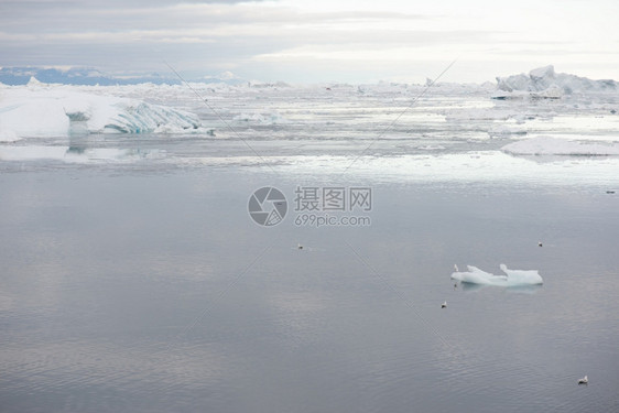 水Ilulissat周围格陵兰北极地貌的以及冰山和自然空的图片