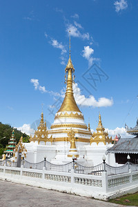 景观外部泰国白塔建筑设计在白天的空中日落上建造图片