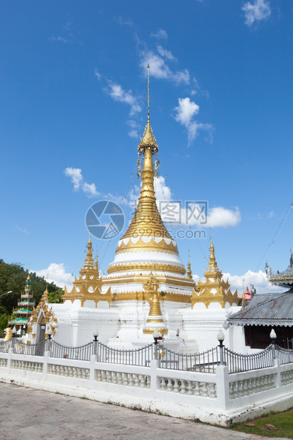 景观外部泰国白塔建筑设计在白天的空中日落上建造图片