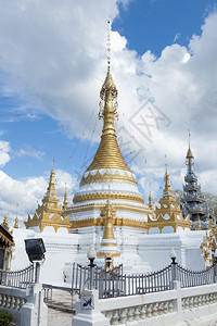 泰国白塔建筑设计在白天的空中日落上蒋云旅行图片