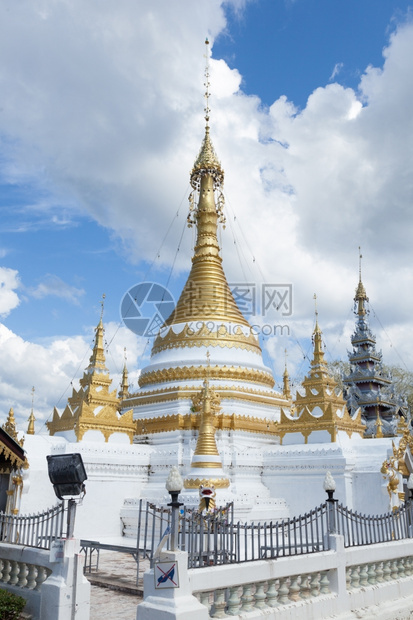 泰国白塔建筑设计在白天的空中日落上蒋云旅行图片