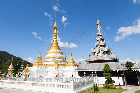 泰国白塔建筑设计在白天的空中日落上景观佛教徒图片