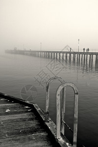 冬天黄昏黑色的白两岸海雾与尚水相伴的浪漫感之雾图片