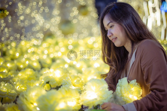 在圣诞节和新年的夜间户外对亚洲妇女进行肖像女士新的图片