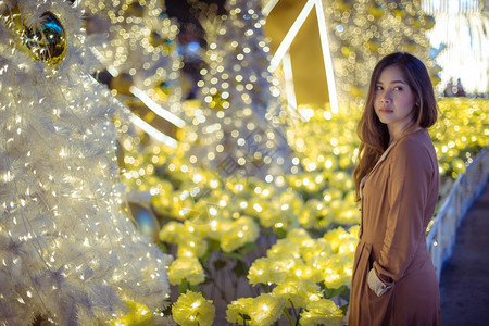 黄色的时尚寒冷在圣诞节和新年的夜间户外对亚洲妇女进行肖像图片