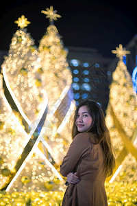 女士在圣诞节和新年的夜间户外对亚洲妇女进行肖像孩快乐的图片