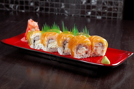 食物日本寿司传统式本菜由鲑鱼制成的三文桌子图片
