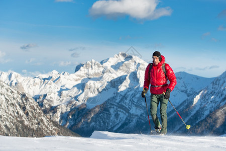 一个人在冬季风景中行走在高山下雪鞋冒险徒步旅行者森林图片