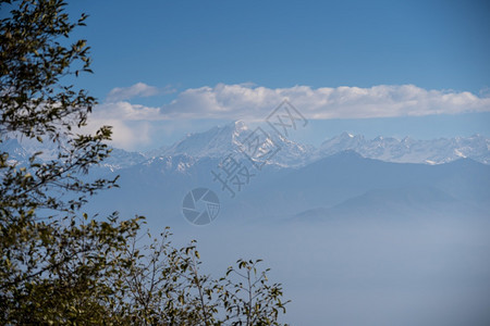 营顶峰尼泊尔云中喜马拉雅山岩石图片