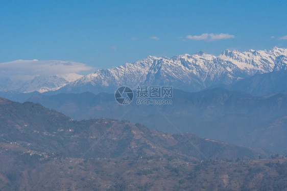 尼泊尔云中喜马拉雅山徒步旅行景观远足图片