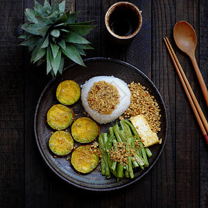 食物用米饭越南人自制素食豆腐烤菜牛豆营养美味和健康食品等最黑的午餐饭盘子植物的饮食图片