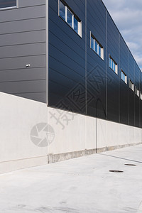 镶板具有金属覆层的工业建筑立面仓库现代建筑的元素瓦楞合成的图片