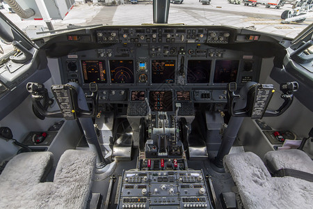 飞行员一架大型商用飞机驾驶舱的景象一架商业飞机在驾驶舱内巡航控制板的驾驶舱景象蓝色航班图片