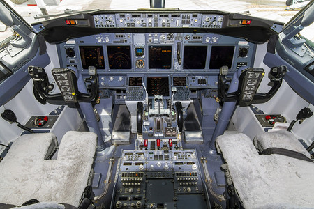 座舱电子产品航空公司一架大型商用飞机驾驶舱的景象一架商业飞机在驾驶舱内巡航控制板的驾驶舱景象图片