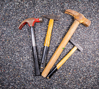 深色彩背景上的各种旧锤和子深色彩背景上不同旧锤子和的分类木工乐器艺图片