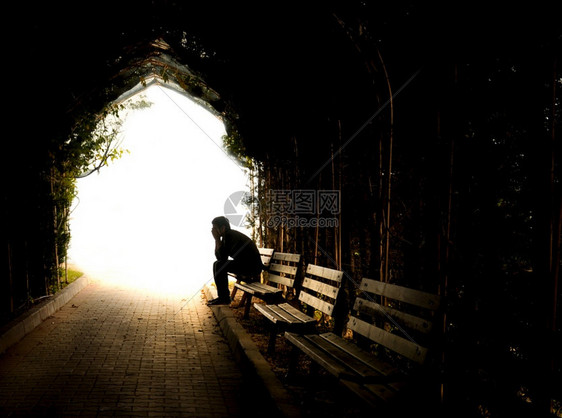 一个坐在隧道里的男人令沮丧外表轮廓戏剧概念孤独的压力人们悲哀图片