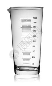 极简主义者测量大玻璃杯酒毕业后在白色背景上孤立旋转信息图片