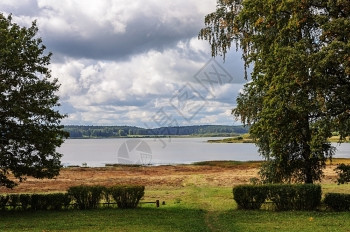 PetrovskoyeKuchane湖与绿草步行的景象俄罗斯普什金基耶戈里保留地云普希金斯基耶图片