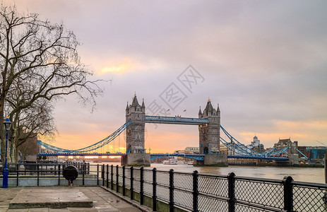 城市景观伦敦天际线与大塔桥在英国的黄昏观光暮图片
