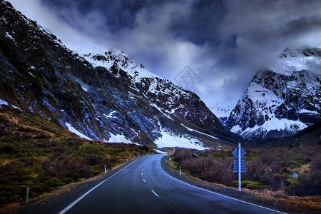 岩石风景冬天前往密尔福德的米高山公路在新西兰最受欢迎的旅游目地图片