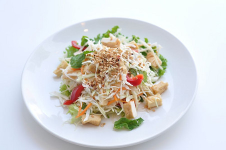 晚餐开胃菜Goi经典的越南沙拉菜卷心胡萝卜软薄荷鸡肉或豆腐和香酸酱美味的图片