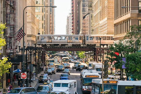 美国人高架城市芝加哥中心与人火车汽和公共的交通图片