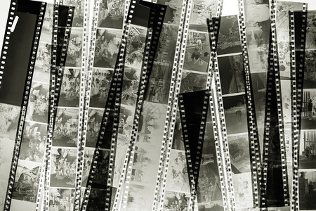 光背景的旧电影堆叠卷空白的老图片