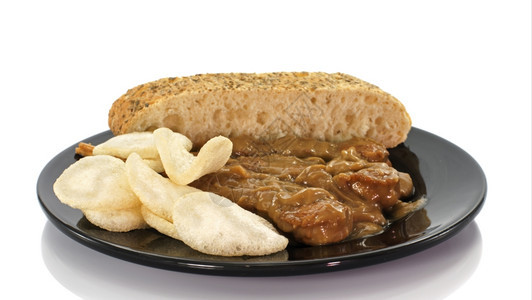 腌制传统的小吃白底带面包和肉食的亚洲菜盘图片