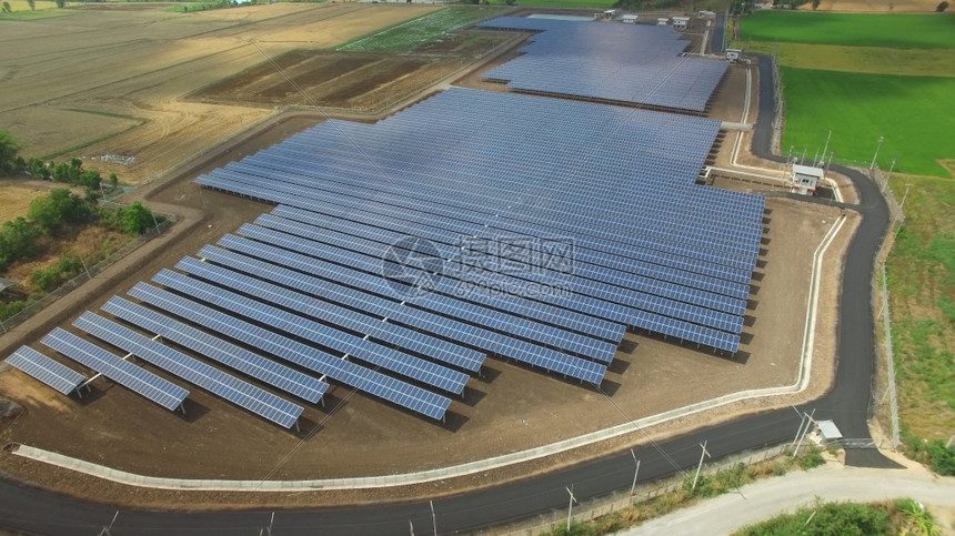 航拍创新发电机太阳能农场图片