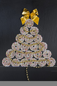 彩色巧克力环在黑桌上装饰圣诞美味的戒指食物图片