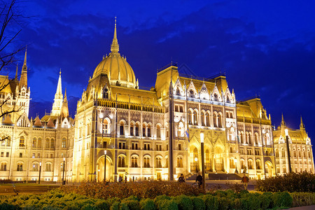 地标蓝色的匈牙利布达佩斯议会晚间匈牙利塔图片