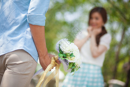男人准备送花给公园的女朋友了订婚年轻的图片