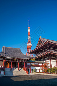 日本东京塔背景的柔州寺观入口城市增上寺图片