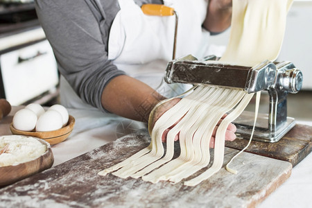 面包师把生粉切成条意大利的木板丰富多彩最佳框架图片