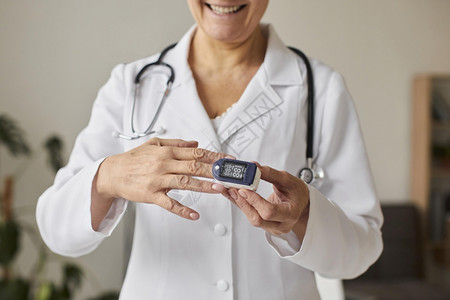 人们安全的恢复使用血氧计的女医生使用食氧计的女医生图片