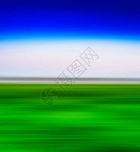 一片生动的绿色景观蓝天空运动模糊的抽象背景广场生动的绿色风景蓝天空运动模糊的抽象面貌场景目的游客图片