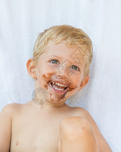 嘴巴上沾满巧克力酱的小男孩图片