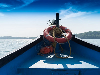 假期旅行疏靠近海滩景观背的印地安船图片