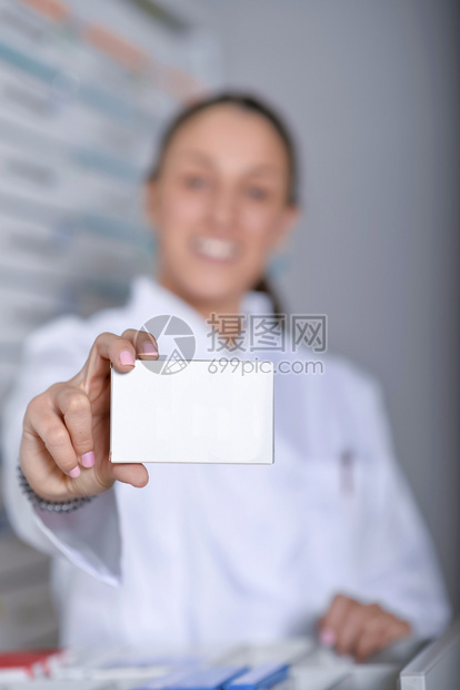 在药店里拿着一箱品穿白大衣的单身笑药剂师行业商女图片