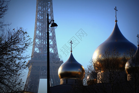 俄罗斯正统巴黎埃菲尔铁塔附近的CathedraledelaSainteTrinite圣弗拉基米尔2016年欧洲的金子图片
