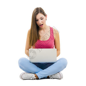 女孩漂亮的用笔记本电脑工作时坐在双腿交叉的漂亮女人一种图片