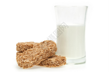 营养与麦面酒吧和白底牛奶一起吃早餐粮食纤维图片
