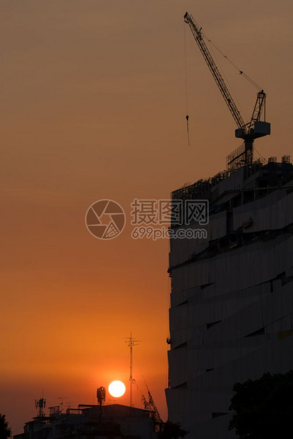 住宅起重机在大楼上晚建造一座高楼塔项目图片