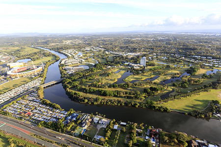 开球见过湖在澳大利亚昆士兰金海岸日出时从热气球飞行中看到总共27个洞高尔夫球场的全景背景图片
